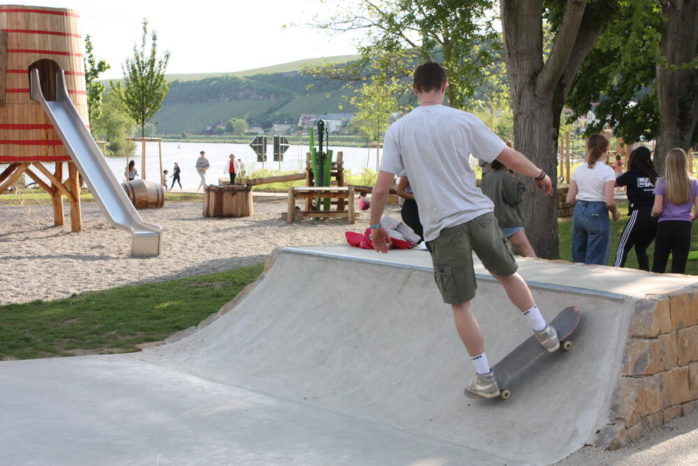 Skateboarder en mouvement sur une piste
